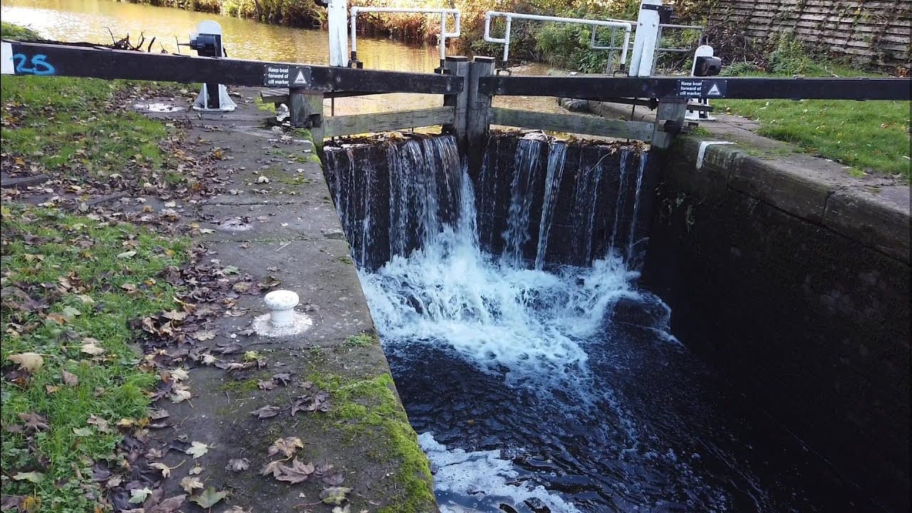 Autumn on the Huddersfield Broad Canal // Challenges Facing the Canal and River Trust