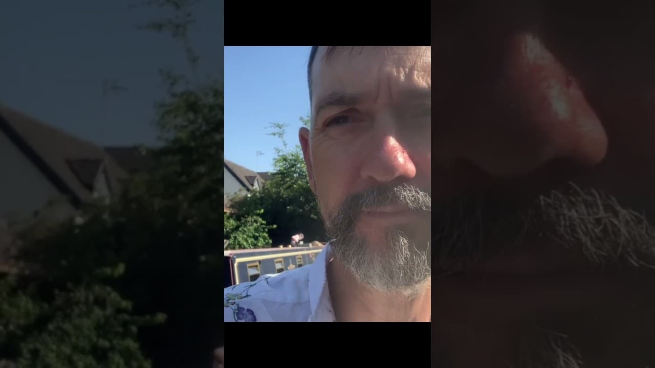 Noisy neighbours… shorts 307 #boatliving