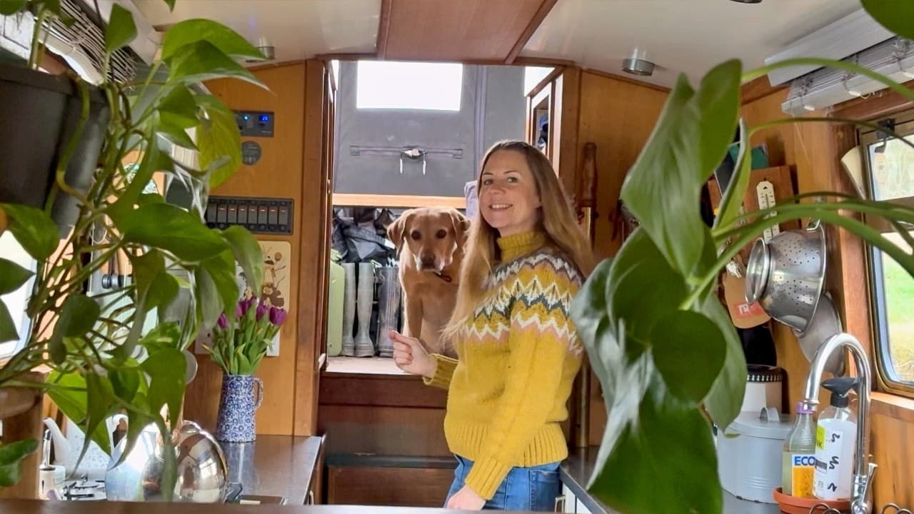 A Woman, Her Dog and 48 hours on Their Narrowboat #276