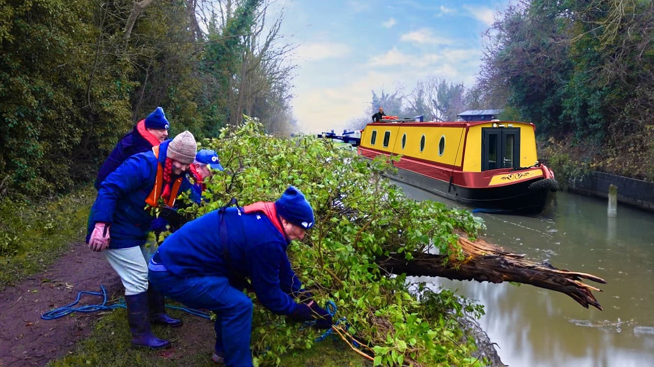 We tried: Lock-keeping in winter - Keeping narrowboats moving!