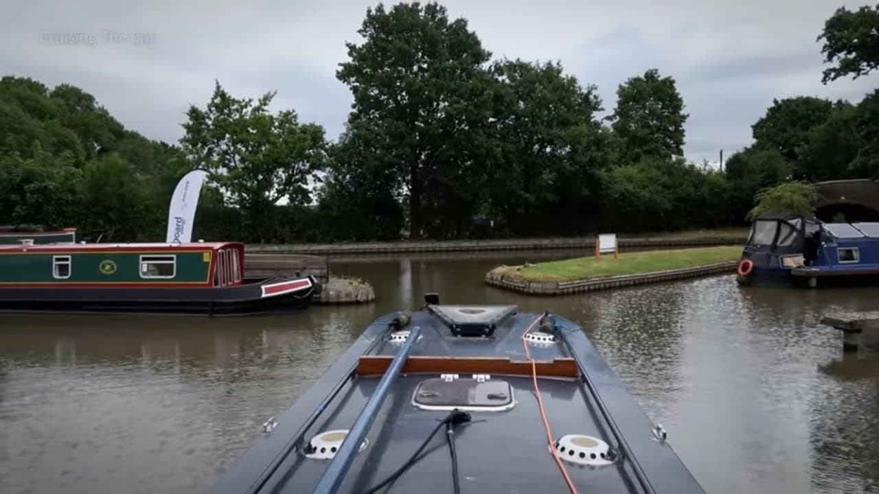 383A. Severe drought makes for hard going on the Coventry canal.