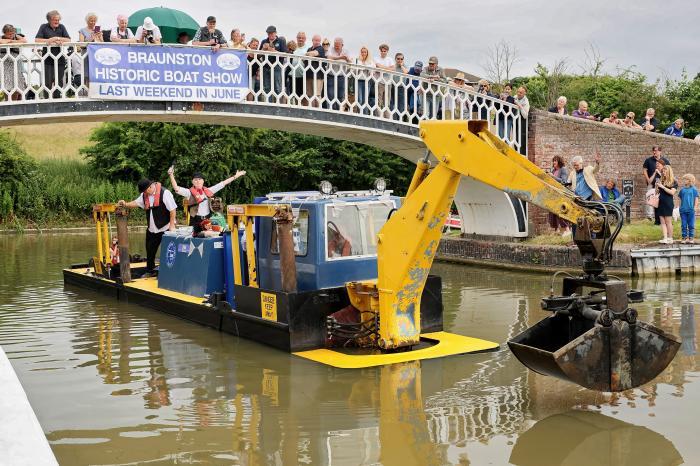 Diana the Dredger opens Braunston Historic Boat Rally