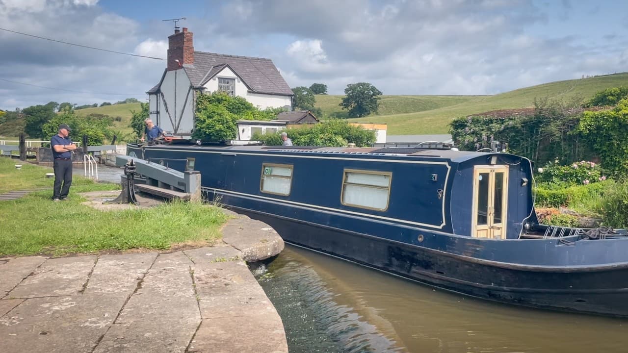 E41|| Narrowboats that go bump in the wind!