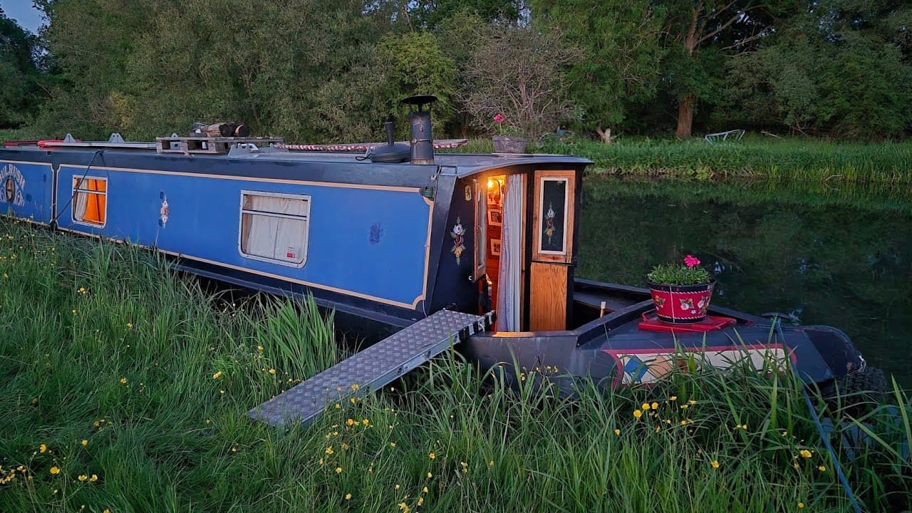 Narrowboat Bertie on the loveliest river in Britain - the Upper River Thames