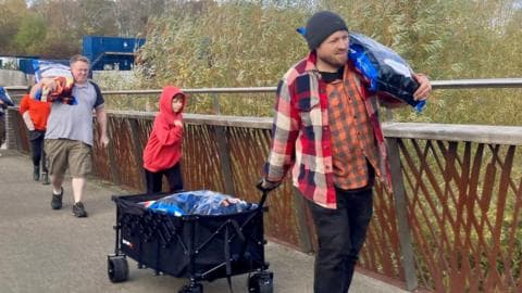 Canal dwellers given free coal in act of kindness