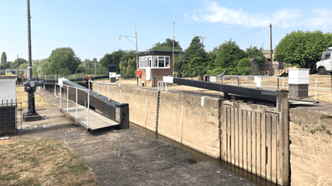 Divers complete repairs on 183-year-old lock