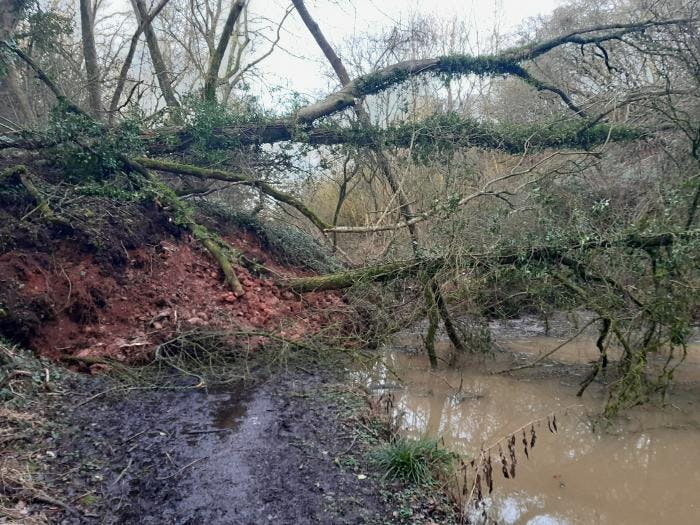 Landslip closes north Oxford Canal