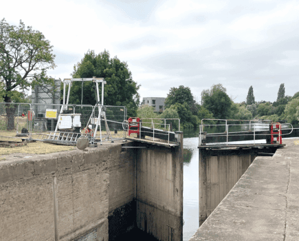 Divers help reopen Bevere Lock