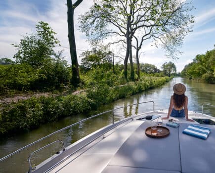 Smooth & stress-free summer sailing: Tips for a memorable family boating break