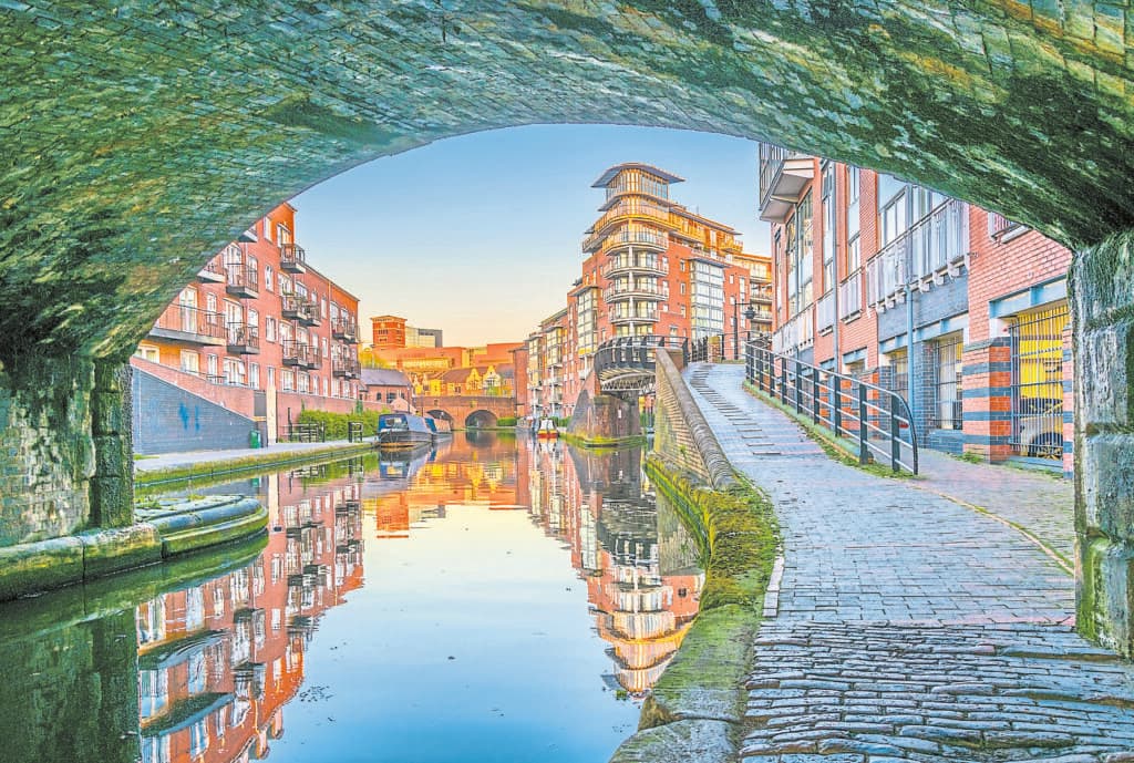 No licence, no problem! A beginnerās guide to self-drive boating holidays